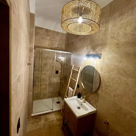 Le Petit Pecheur De Cassis